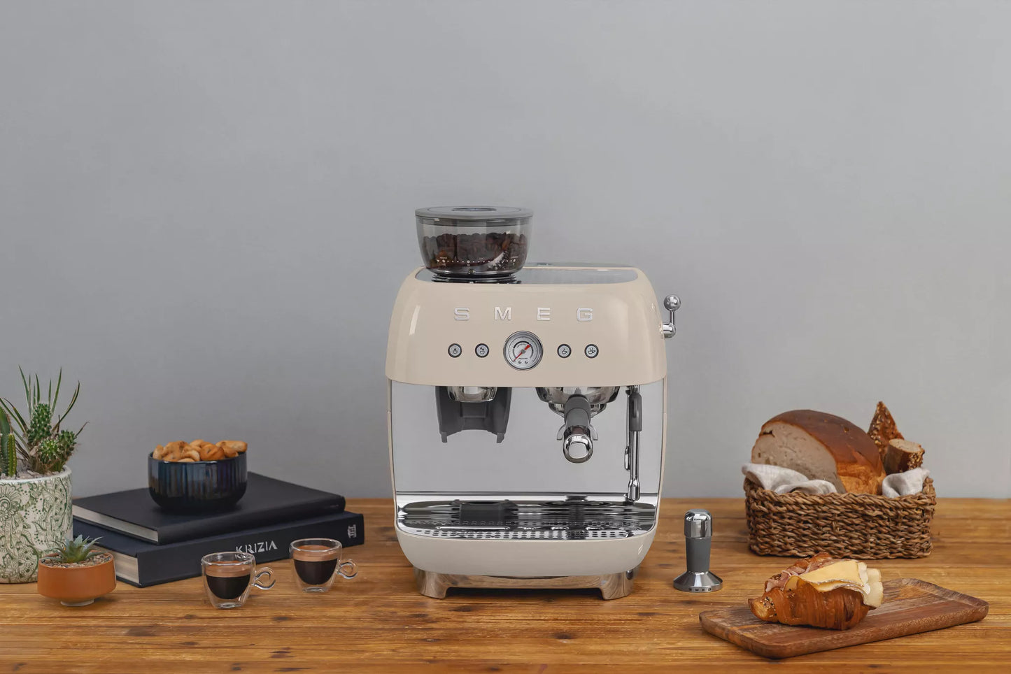 Smeg EGF03CRUK Retro Espresso Coffee Machine with Grinder in Cream